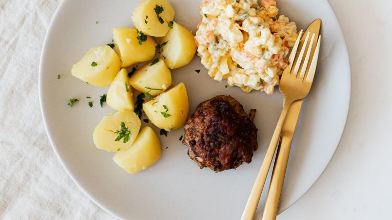 karbanátek s bramborovým salátem karbanátek s bramborovým salátem