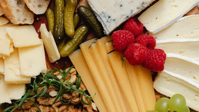 různé druhy sýrů