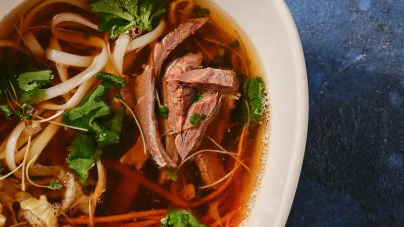 Vývar s nudlemi a masem