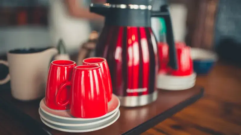 rychlovarná konvice a hrnečky