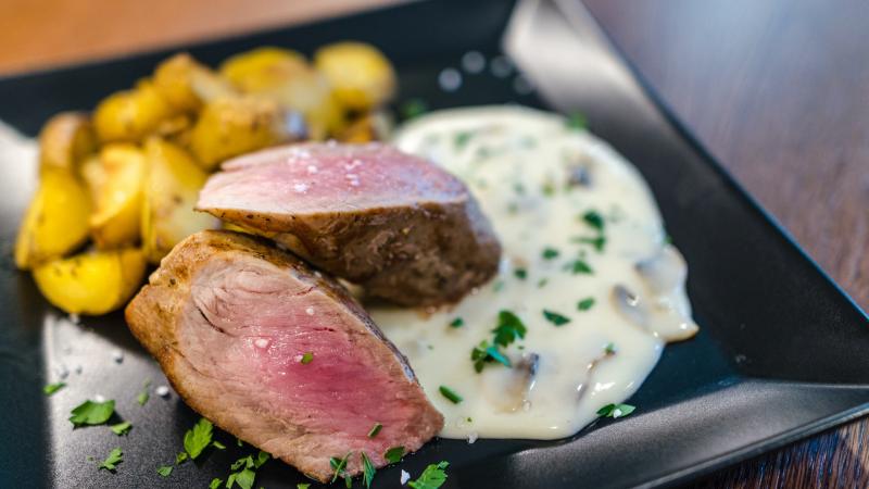 steak s houbovou omáčkou a pečenými brambory steak s houbovou omáčkou a pečenými brambory