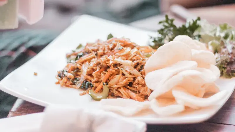 Thajský salát s kuřetem a vaječnými nudlemi