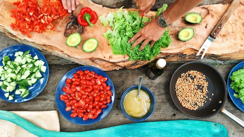 příprava zeleniny - salát, rajčata, paprika, okurky