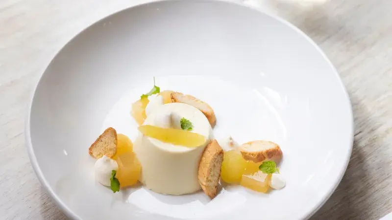 Kokosová panna cotta s tropickým ovocem