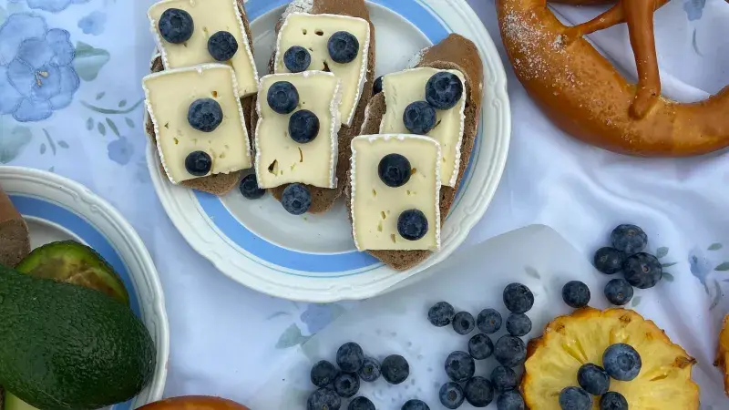 sýr s borůvkami a preclíkem