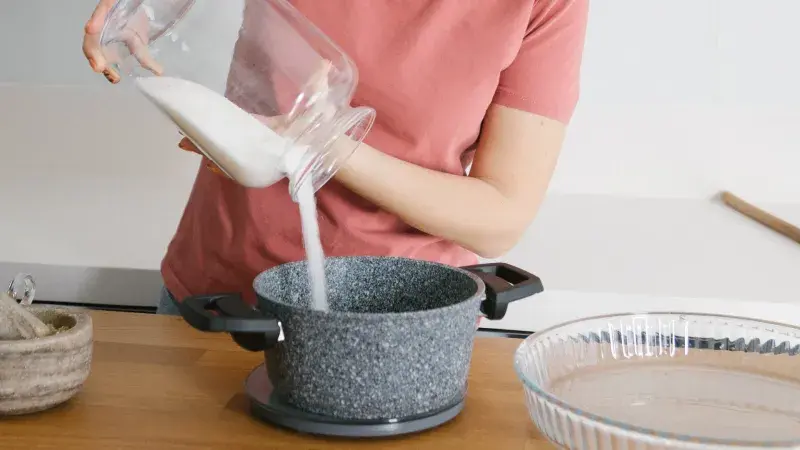 sypání cukru do hrnce