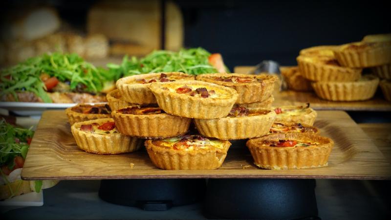 Cibulový mini quiche se slaninou a kukuřicí