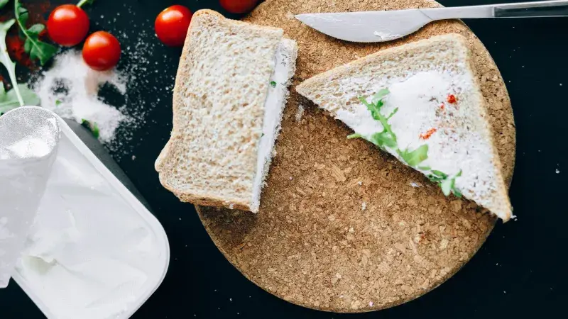 tousty se ametanovým sýrwm a zeleninou