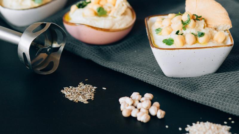 hummus z cizrny a tahini