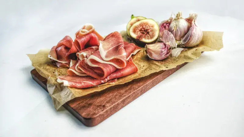 slanina na prkénku s fíky a česnekem