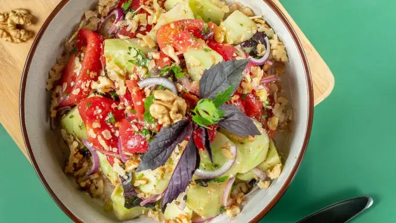 salát s pečenou paprikou a vlašskými ořechy