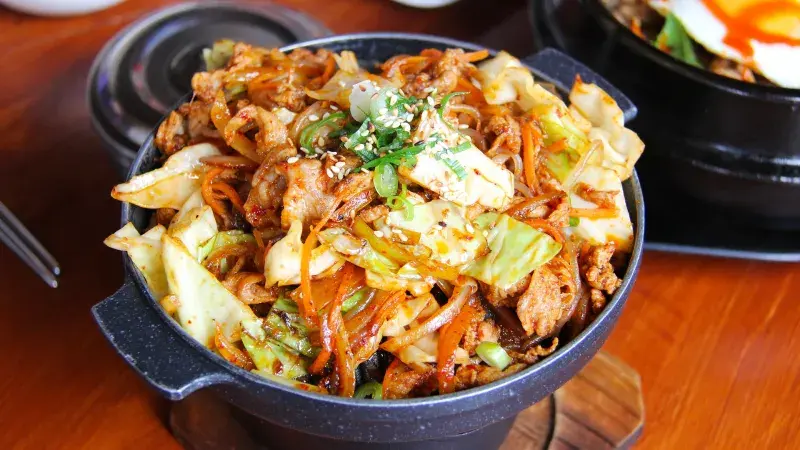 salát s hovězím masem