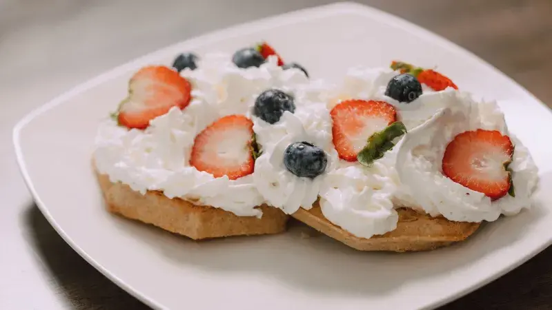 wafle se šlehačkou a ovocem