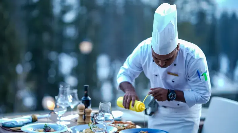 šéfkuchař při práci