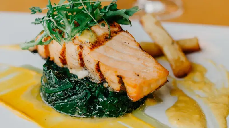 Losos na špenátu s kaparovou omáčkou