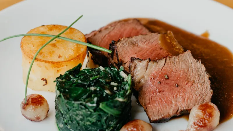 Hovězí na víně s brusinkami