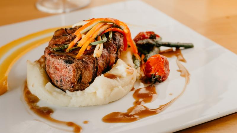 steak s kaší a grilovanou zeleninou