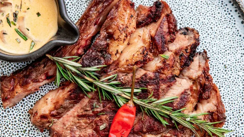hovězí steak s omáčkou a rozmarínem