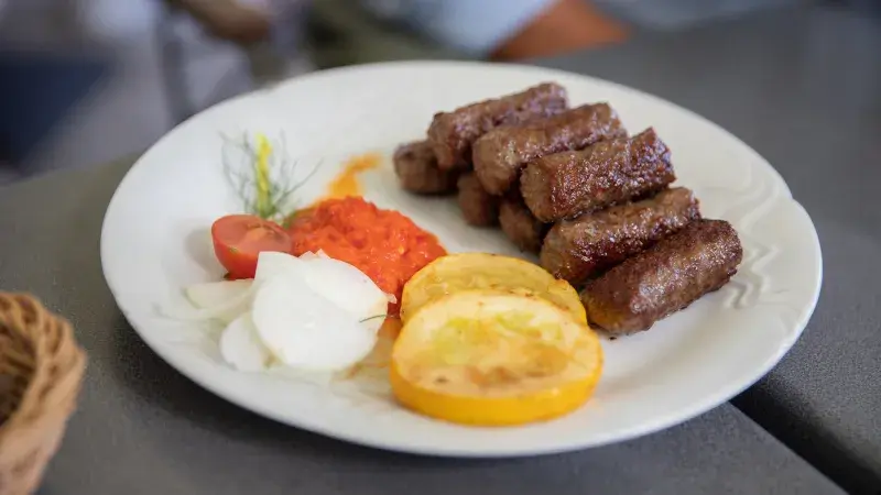 Čevabčiči s pečeným rajčetem a paprikou