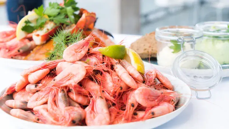 vařené krevety na talíři