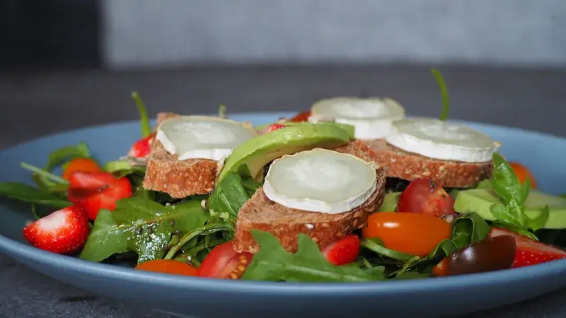 salát s kozím sýrem