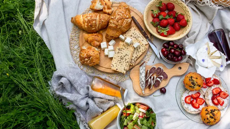 Piknik v trávě zpříjemní slunečné odpoledne