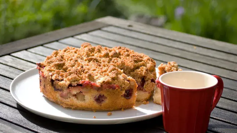 Reveňový koláč s drobenkou