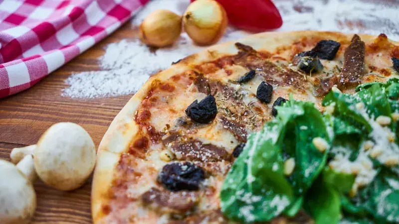 Nepečená pizza s kozím sýrem