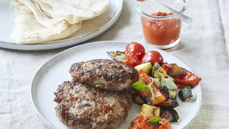 Plejskavica s ovčím sýrem a ajvarem