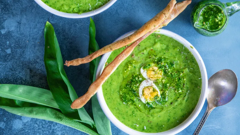 Polévka z medvědího česneku s vejci a s grissini