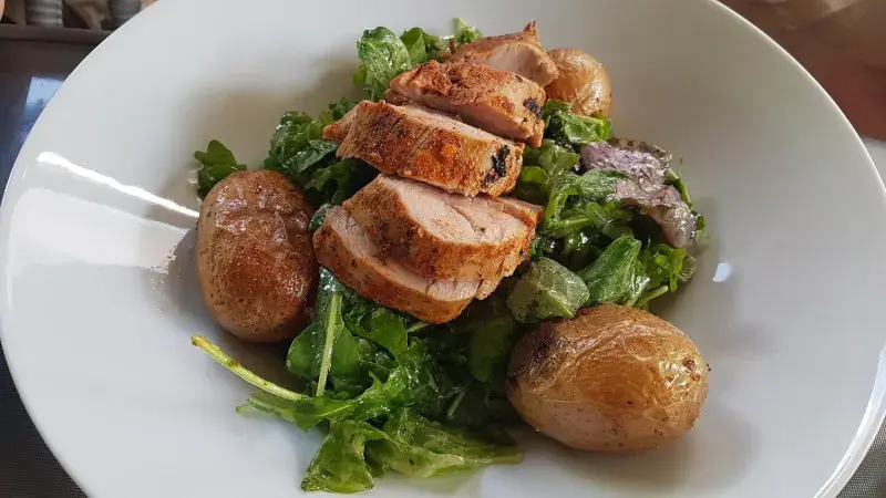 pečínka se špenátem a bramborami