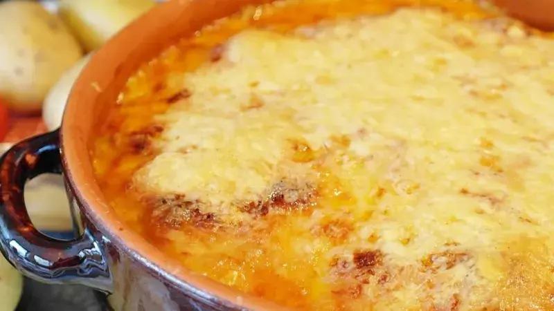 Guláš s bramborovou krustou