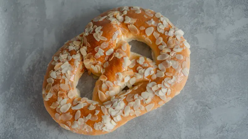 Sladký máslový preclík s mandlemi