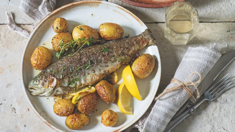 Pstruh na kmíně s petrželovými brambůrky