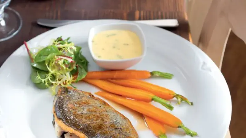 Pstruh na másle s karotkou