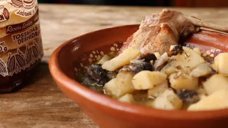 Králík na česneku s bramborovými noky, špenátem a jatýrkovým ragú