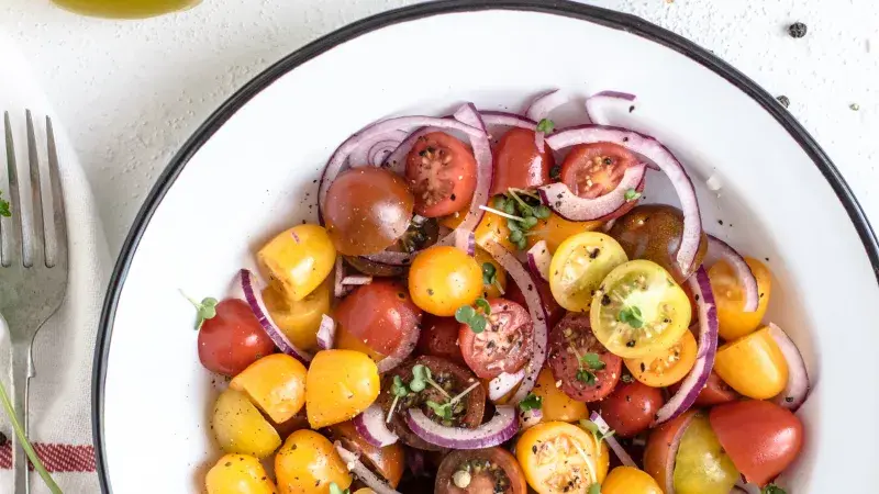 Salát ze žlutých a červených rajčat