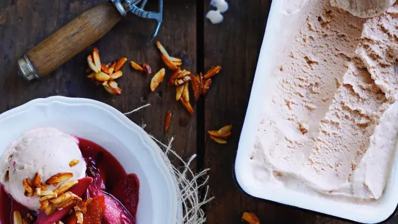 Rebarborová zmrzlina s pečenou rebarborou a karamelovými mandlemi