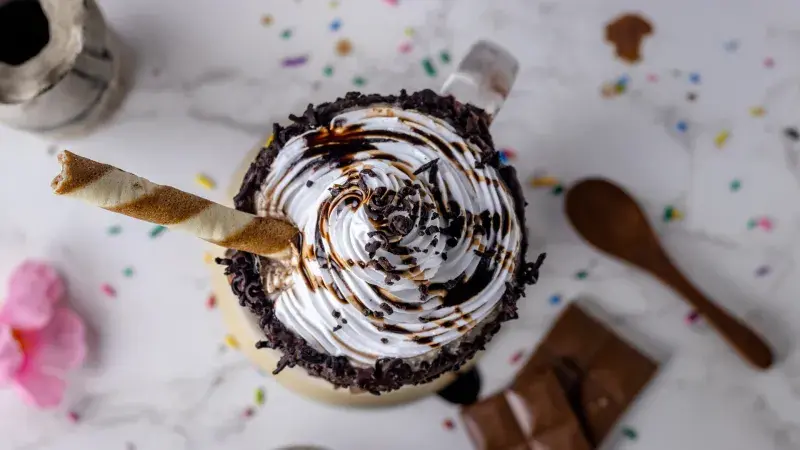 Čokoládový dort se smetanovým krémem a karamelem