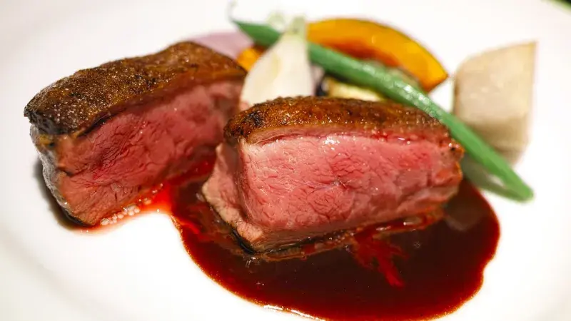 Kachní prsa marinovaná v sezamovém oleji s pastiňákovým pyré