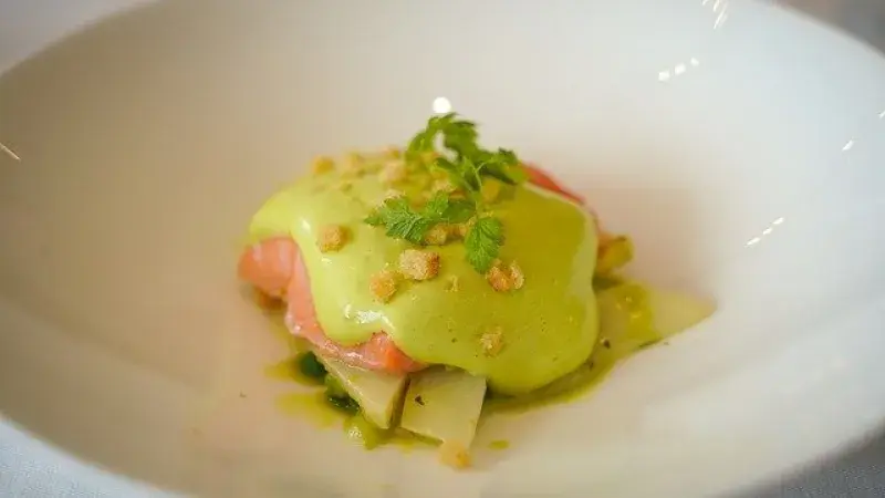 Dušený ledový salát s lososem a hráškovým krémem