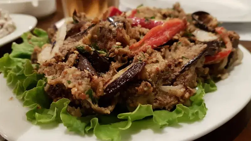 Králík na medu s červenou řepou a olivami