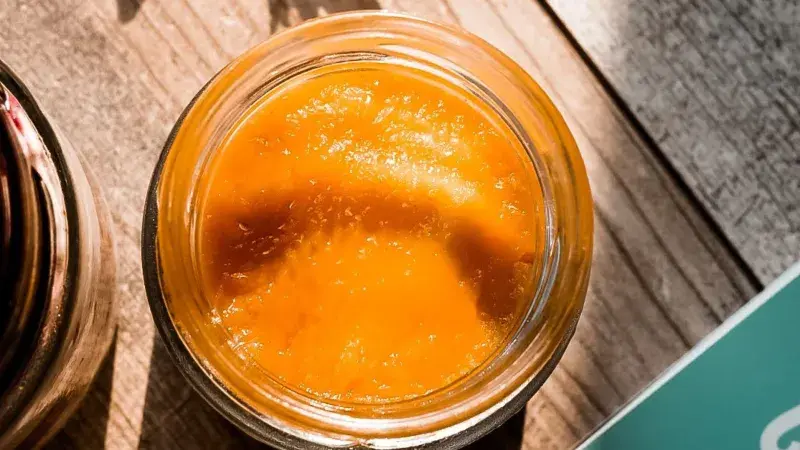 Broskvový džem s medem, vanilkou a skořicí