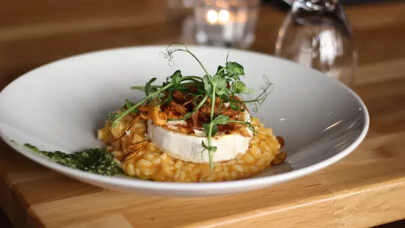 Dýňové rizoto s praženými dýňovými semínky a bylinkovým creme fraiche