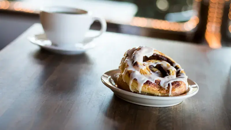 Skořicová rolka kanelbullar s kávou