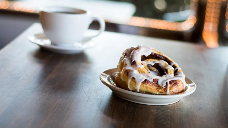 Skořicová rolka kanelbullar s kávou Skořicová rolka kanelbullar s kávou