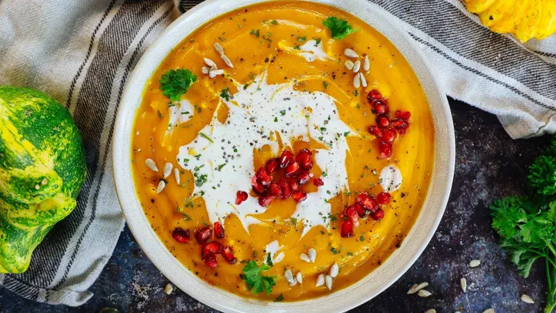 Dýňová polévka s granátovým jablkem