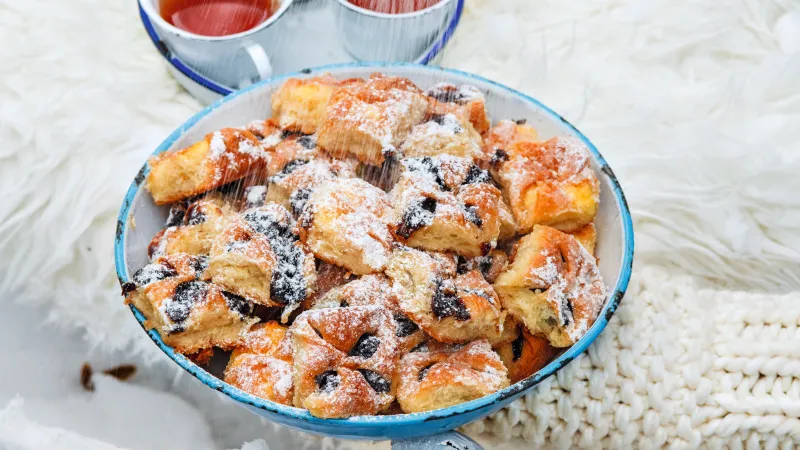 Křehké koláčky třemi náplněmi plněné, rumem a máslem potírané