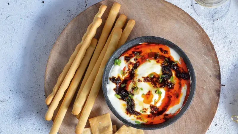 Šlehaný sýr s chilli olejem