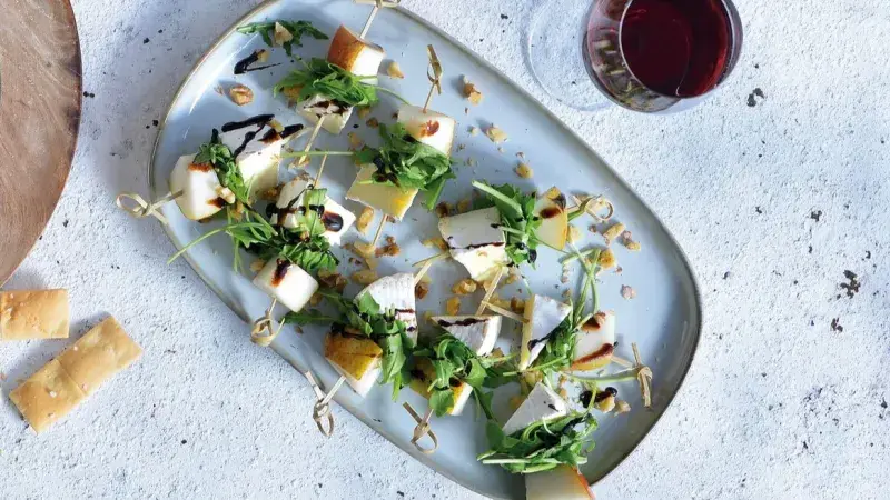 Sýrové špízy s hruškou a rukolou